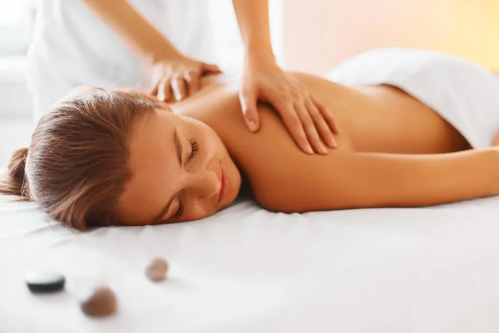 Frau bekommt Massage