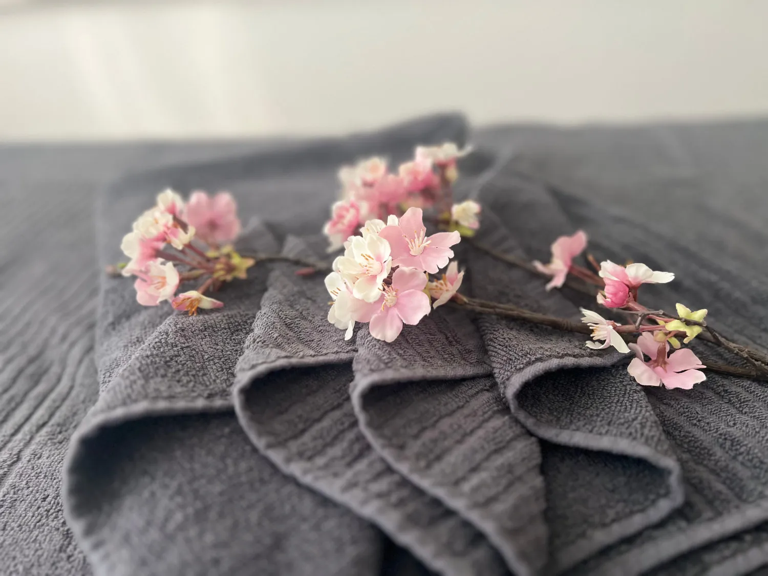 Blumen und Handtuch